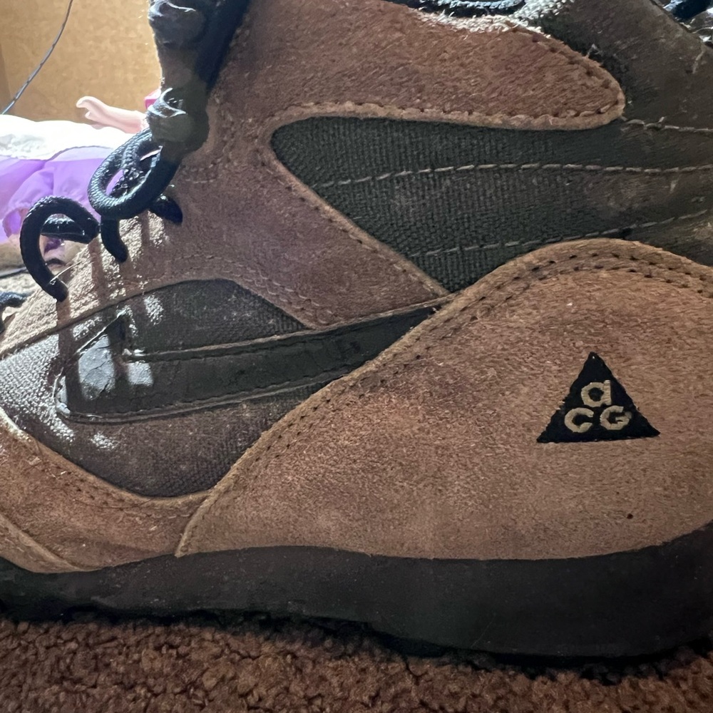 VINTAGE NIKE HIKING BOOTS